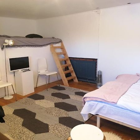 Ett Rums Laegenhet Med Egen Ingang, Parkering Orebro Luaran gambar