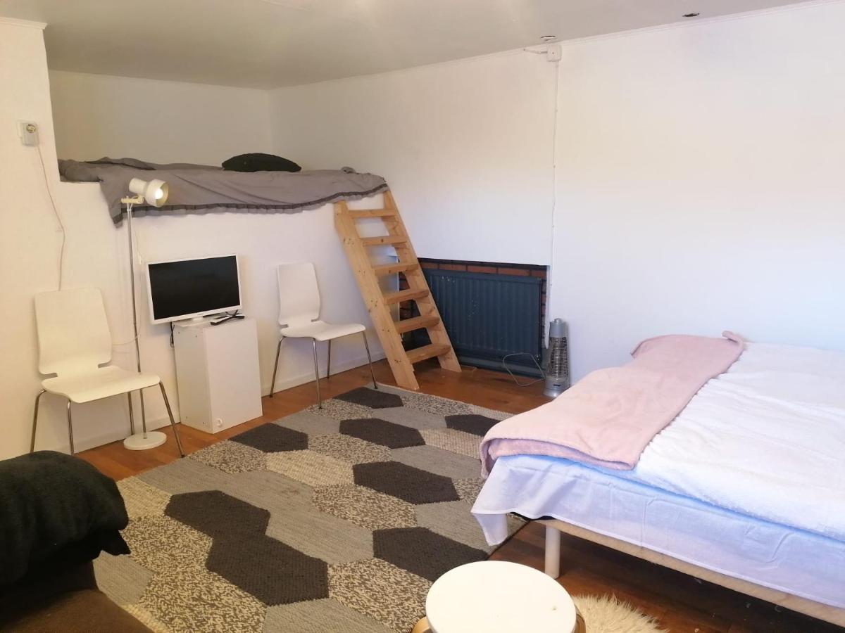 Ett Rums Laegenhet Med Egen Ingang, Parkering Orebro Luaran gambar